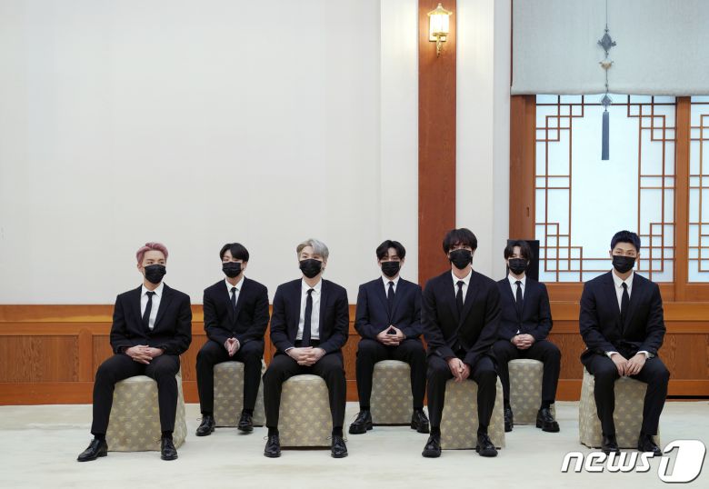 아이돌그룹 방탄소년단(BTS)이 14일 청와대 에서 열린 미래세대와 문화를 위한 대통령 특별사절 임명장 수여식에 참석하고 있다. 왼쪽부터 제이홉, 정국, 슈가, 뷔, 진, 지민, RM. 2021.9.14/뉴스1 © News1 유승관 기자