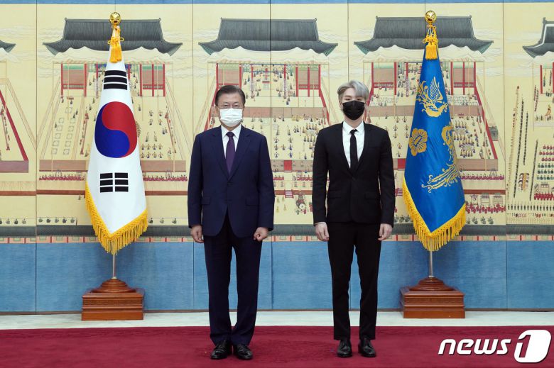 문재인 대통령이 14일 청와대에서 열린 미래세대와 문화를 위한 대통령 특별사절 임명장 수여식에서 아이돌 그룹 방탄소년단(BTS) 멤버 슈가(민윤기)에게 임명장을 수여하고 기념촬영을 하고 있다. 2021.914/뉴스1 © News1 유승관 기자