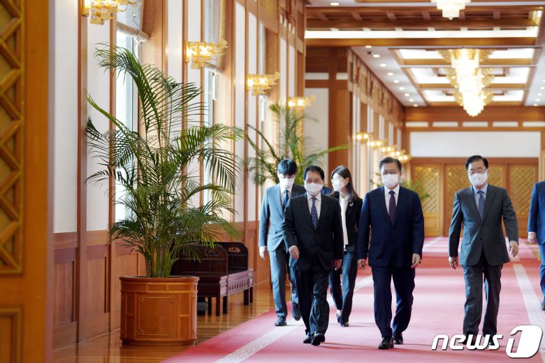 문재인 대통령이 유영민 비서실장(왼쪽), 정의용 외교부 방관과 함께 14일 청와대에서 열린 미래세대와 문화를 위한 대통령 특별사절 임명장 수여식에 참석하고 있다. 2021.9.14/뉴스1 © News1 유승관 기자