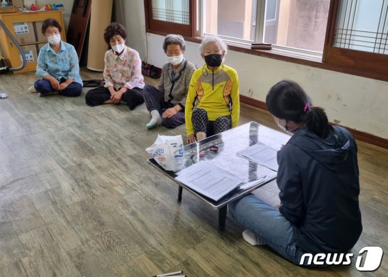 경북 포항시 남구 장기면 행정복지센터 직원들이 관내 고령자와 거동이 불편한 고령자 등을 위해 찾아가는 국민지원금 신청 서비스를 제공하고 있다.(남구 장기면제공)2021.9.15/© 뉴스1