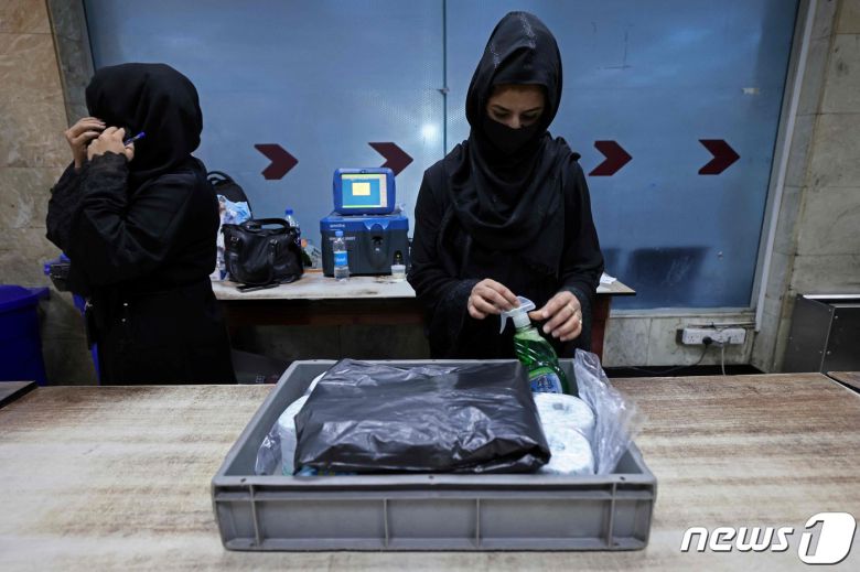카불 공항 검색대에서 2021년 9월 12일 업무에 복귀한 여성 직원이 근무하는 모습. © AFP=뉴스1 © News1 최서윤 기자
