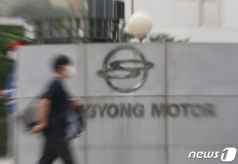 경기도 평택시 쌍용자동차 평택공장에 직원들이 출근을 하고 있다. /뉴스1 © News1 김영운 기자