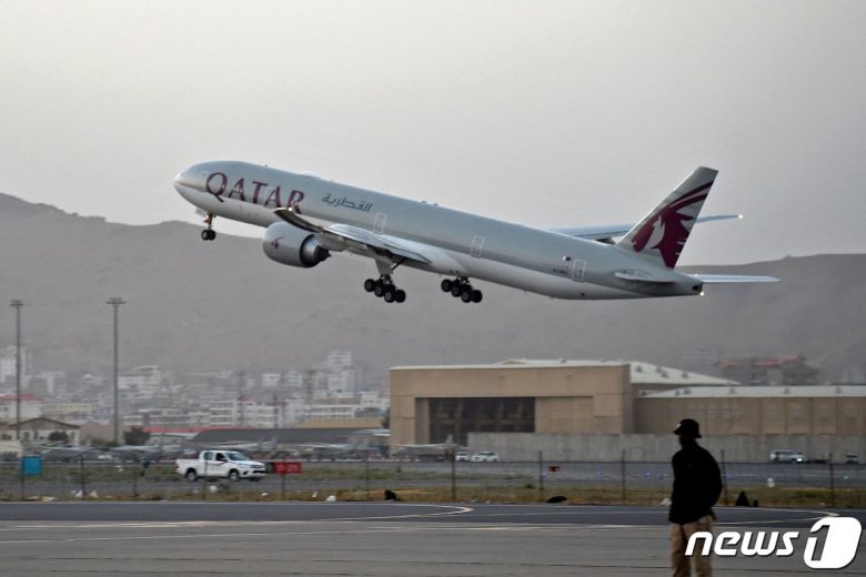미국인 등 승객 200명을 태운 카타르 항공기가 9일(현지시간) 아프가니스탄 카불 공항을 이륙하는 중 보안 요원들이 경비를 서고 있다. 지난달 30일 밤 11시59분 마지막 미 군 수송기가 떠난 이후 첫 탈출 비행이다. © AFP=뉴스1 © News1 안은나 기자