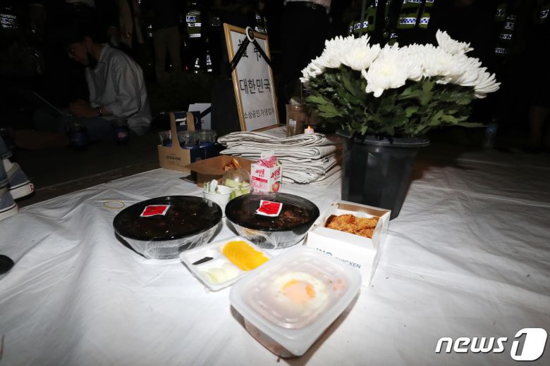 16일 오후 서울 영등포구 국회의사당역 3번출구 앞에 코로나19 장기화에 따른 정부의 영업제한으로 생활고에 시달려 극단선택을 한 자영업자를 추모하기 위한 합동분향소가 마련돼 자영업자들의 추모행렬이 이어지고 있다. 2021.9.16/뉴스1 © News1 조태형 기자