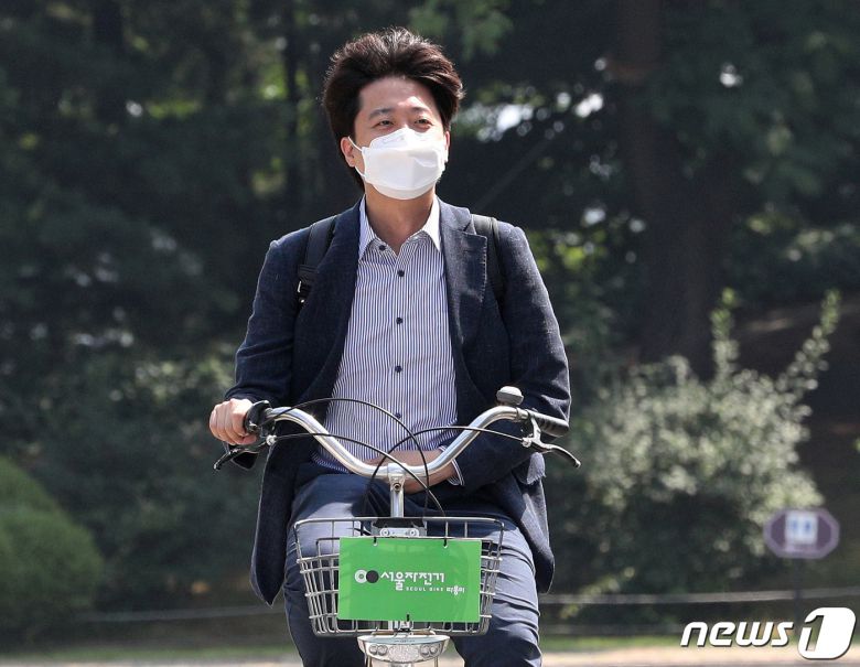 이준석 국민의힘 신임 대표가 13일 오전 서울 자전거 '따릉이'를 타고 서울 여의도 국회의사당역에서 국회로 첫 출근을 하고 있다. 2021.6.13/뉴스1 © News1 구윤성 기자
