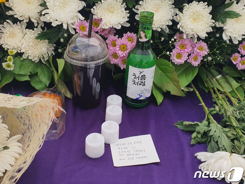 18일 오후 서울 여의도 국회 앞 숨진 자영업자들을 위한 합동분향소 영정 앞에 놓인 편지, 커피, 빵 등. © 뉴스1 강수련 기자