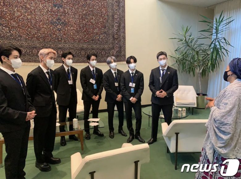 그룹 방탄소년단(BTS)이 뉴욕 유엔본부에서 열린 제76차 유엔 총회 SDG Moment(지속가능발전목표 고위급회의) 개회 세션에서 아미나 모하메드 UN 사무부총장과 대화를 나누고 있다. (아미나 모하메드 UN 사무부총장 SNS 캡쳐) © 뉴스1