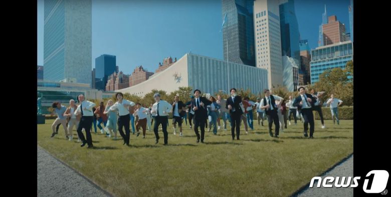 그룹 방탄소년단(BTS)이 뉴욕 유엔본부에서 열린 제76차 유엔 총회 SDG Moment(지속가능발전목표 고위급회의) 개회 세션에서 공개한 '퍼미션 투 댄스'(Permission to Dance) 퍼포먼스 영상. (UN 유튜브 캡쳐) © 뉴스1