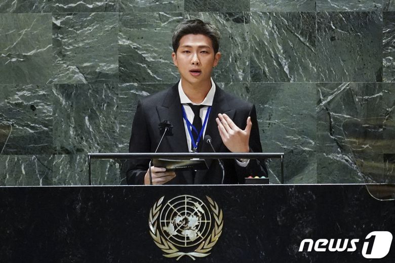 그룹 방탄소년단(BTS) RM이 20일(현지시간) 뉴욕 유엔본부에서 열린 제76차 유엔 총회 SDG Moment(지속가능발전목표 고위급회의) 개회 세션에서 발언하고 있다. (청와대 제공) 2021.9.21/뉴스1