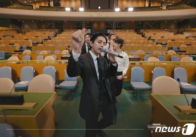 그룹 방탄소년단(BTS)이 20일(현지시간) 뉴욕 유엔본부에서 열린 제76차 유엔 총회 SDG Moment(지속가능발전목표 고위급회의) 개회 세션에서 공연을 펼치고 있다. (청와대 페이스북) 2021.9.21/뉴스1