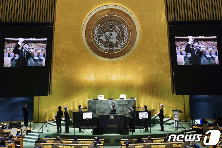 그룹 방탄소년단(BTS)이 뉴욕 유엔본부에서 열린 제76차 유엔 총회 SDG Moment(지속가능발전목표 고위급회의) 개회 세션에서 사전 녹화된 '퍼미션 투 댄스'(Permission to Dance) 퍼포먼스 영상을 공개하고 있다. (청와대 제공) 2021.9.21/뉴스1