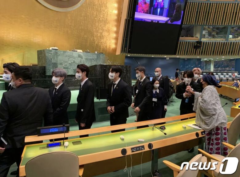 그룹 방탄소년단(BTS)이 뉴욕 유엔본부에서 열린 제76차 유엔 총회 SDG Moment(지속가능발전목표 고위급회의) 개회 세션에서  연설 후 아미나 모하메드 UN 사무부총장과 인사를 나누고 있다. (아미나 모하메드 UN 사무부총장 SNS 캡쳐) © 뉴스1© 뉴스1