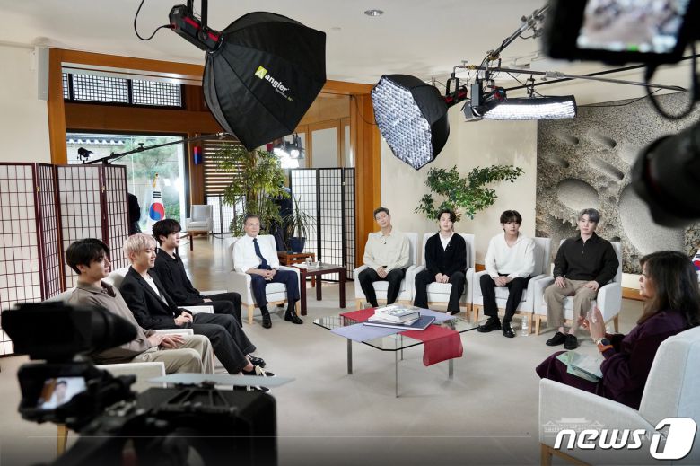 문재인 대통령과 그룹 BTS(방탄소년단)이 21일(현지시각) 미국 뉴욕 주유엔대표부에서 ABC 방송과의 인터뷰를 준비하고 있다. (청와대 페이스북) 2021.9.22/뉴스1