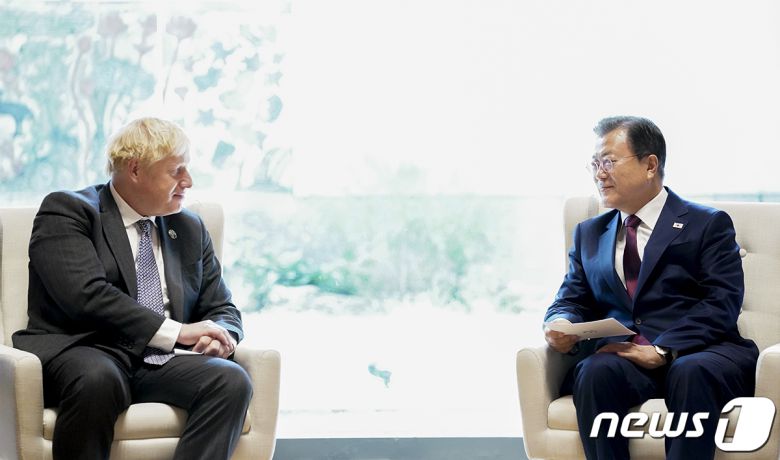 문재인 대통령이 20일(현지시간) 미국 뉴욕 주유엔대표부 양자회담장에서 보리스 존슨 영국 총리와 정상회담을 하고 있다. (청와대 제공) 2021.9.21/뉴스1
