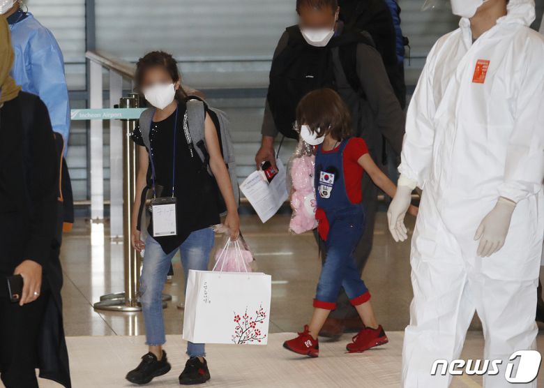 아프가니스탄에서 우리 정부 활동을 지원해온 아프간 현지인 직원과 가족이 '특별기여자' 신분으로 26일 오후 인천국제공항을 통해 입국하고 있다.  어린이들이 분홍색 테디베어를 들고 있다.  2021.8.27/뉴스1 © News1 권현진 기자