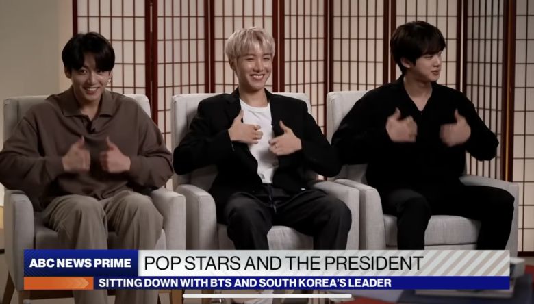 유엔 총회에 참석했던 문재인 대통령과 그룹 방탄소년단(BTS)이 함께한 인터뷰 영상이 24일(현지시각) 오전 미국 ABC방송 ‘굿모닝 아메리카’를 통해 방영됐다. 문 대통령은 인터뷰를 통해 BTS가 유엔 총회에서 선보인 노래 ‘퍼미션 투 댄스’는 “노래도 아름답고 안무도 아름답지만 차이를 뛰어넘는 통합이라는 메시지를 세계인들에게 전달해줬다고 생각한다”고 말했다.(ABC방송 캡처) 2021.9.26/뉴스1