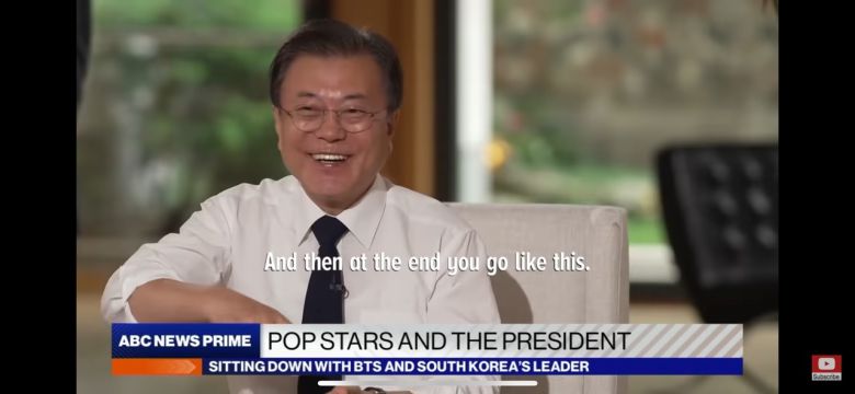 유엔 총회에 참석했던 문재인 대통령과 그룹 방탄소년단(BTS)이 함께한 인터뷰 영상이 24일(현지시각) 오전 미국 ABC방송 ‘굿모닝 아메리카’를 통해 방영됐다. 문 대통령은 인터뷰를 통해 BTS가 유엔 총회에서 선보인 노래 ‘퍼미션 투 댄스’는 “노래도 아름답고 안무도 아름답지만 차이를 뛰어넘는 통합이라는 메시지를 세계인들에게 전달해줬다고 생각한다”고 말했다.(ABC방송 캡처) 2021.9.25/뉴스1