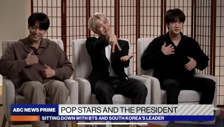 유엔 총회에 참석했던 문재인 대통령과 그룹 방탄소년단(BTS)이 함께한 인터뷰 영상이 24일(현지시각) 오전 미국 ABC방송 ‘굿모닝 아메리카’를 통해 방영됐다. 문 대통령은 인터뷰를 통해 BTS가 유엔 총회에서 선보인 노래 ‘퍼미션 투 댄스’는 “노래도 아름답고 안무도 아름답지만 차이를 뛰어넘는 통합이라는 메시지를 세계인들에게 전달해줬다고 생각한다”고 말했다.(ABC방송 캡처) 2021.9.26/뉴스1