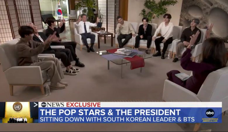 유엔 총회에 참석했던 문재인 대통령과 그룹 방탄소년단(BTS)이 함께한 인터뷰 영상이 24일(현지시각) 오전 미국 ABC방송 ‘굿모닝 아메리카’를 통해 방영됐다. 문 대통령은 인터뷰를 통해 BTS가 유엔 총회에서 선보인 노래 ‘퍼미션 투 댄스’는 “노래도 아름답고 안무도 아름답지만 차이를 뛰어넘는 통합이라는 메시지를 세계인들에게 전달해줬다고 생각한다”고 말했다.(ABC방송 캡처) 2021.9.25/뉴스1