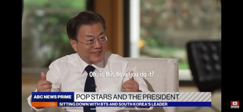 유엔 총회에 참석했던 문재인 대통령과 그룹 방탄소년단(BTS)이 함께한 인터뷰 영상이 24일(현지시각) 오전 미국 ABC방송 ‘굿모닝 아메리카’를 통해 방영됐다. 문 대통령은 인터뷰를 통해 BTS가 유엔 총회에서 선보인 노래 ‘퍼미션 투 댄스’는 “노래도 아름답고 안무도 아름답지만 차이를 뛰어넘는 통합이라는 메시지를 세계인들에게 전달해줬다고 생각한다”고 말했다.(ABC방송 캡처) 2021.9.25/뉴스1