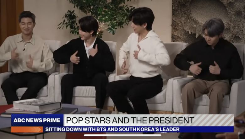 유엔 총회에 참석했던 문재인 대통령과 그룹 방탄소년단(BTS)이 함께한 인터뷰 영상이 24일(현지시각) 오전 미국 ABC방송 ‘굿모닝 아메리카’를 통해 방영됐다. 문 대통령은 인터뷰를 통해 BTS가 유엔 총회에서 선보인 노래 ‘퍼미션 투 댄스’는 “노래도 아름답고 안무도 아름답지만 차이를 뛰어넘는 통합이라는 메시지를 세계인들에게 전달해줬다고 생각한다”고 말했다.(ABC방송 캡처) 2021.9.26/뉴스1