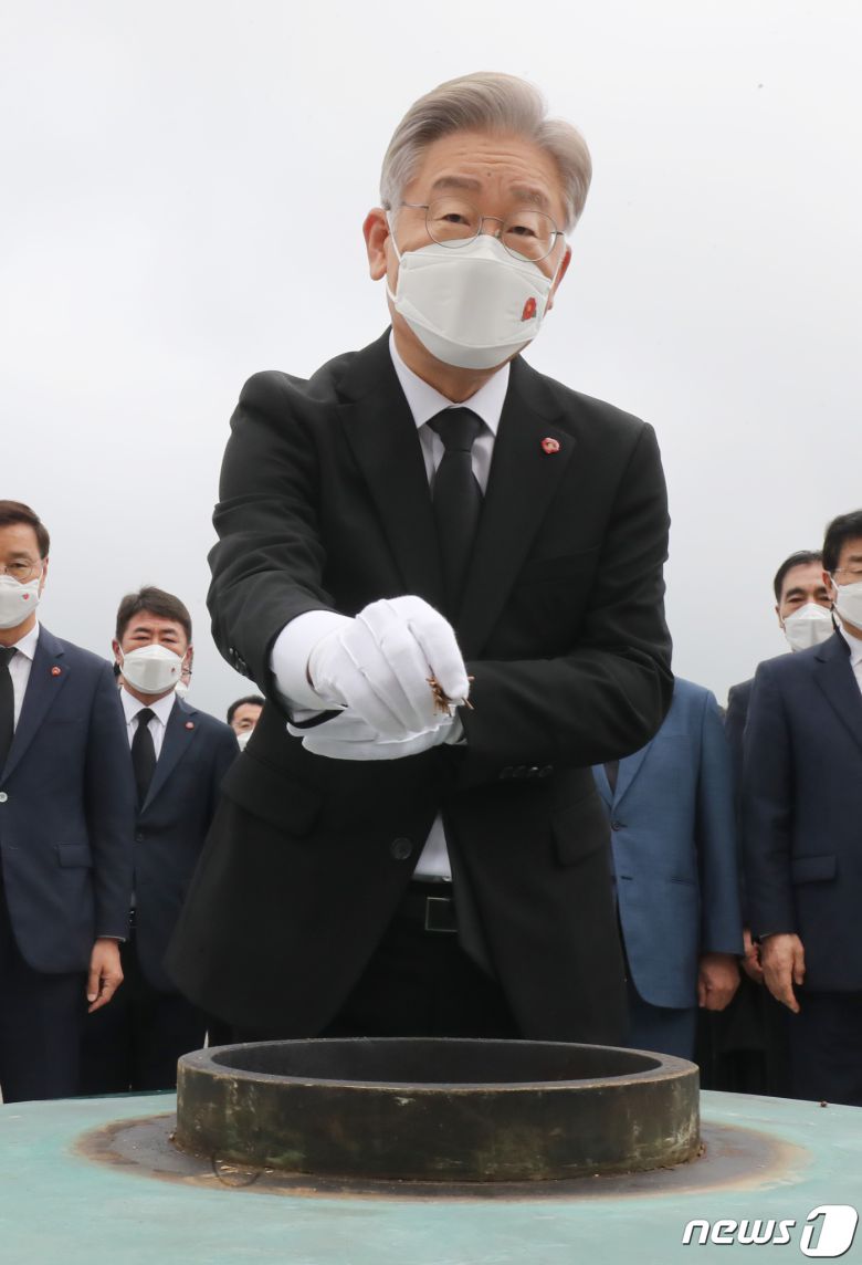 더불어민주당 대권 주자인 이재명 경기도지사가 27일 오전 제주시 봉개동 제주4·3평화공원을 찾아 참배하고 있다. 2021.9.27/뉴스1 © News1 오현지 기자