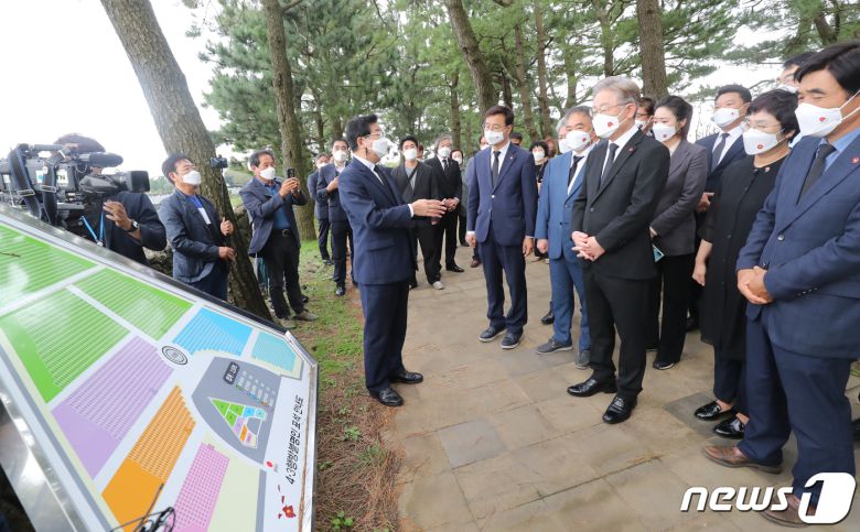 더불어민주당 대권 주자인 이재명 경기도지사가 27일 오전 제주시 봉개동 제주4·3평화공원 행방불명인 표석을 찾아 설명을 듣고 있다. 2021.9.27/뉴스1 © News1 오현지 기자