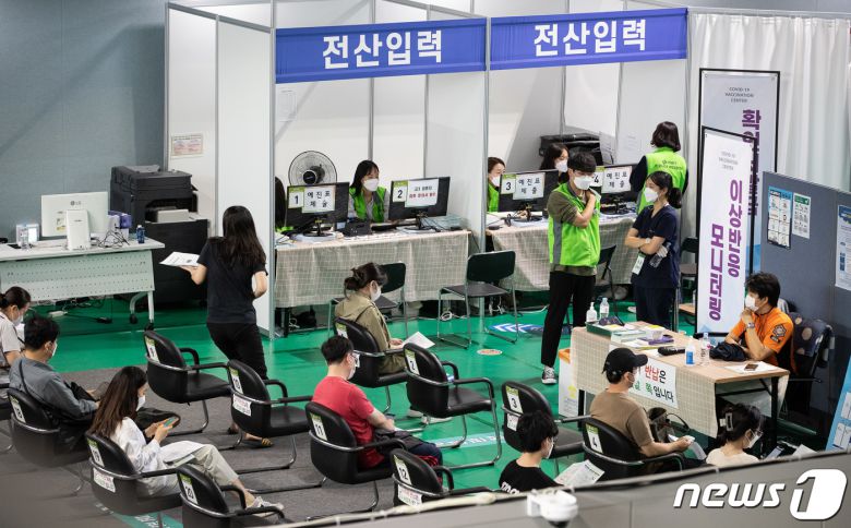 27일 서울 서대문구 북아현문화체육센터에 마련된 신종 코로나바이러스 감염증(코로나19) 백신 예방접종센터를 찾은 시민들이 접종을 마친 후 이상반응 관찰을 위해 대기하고 있다./뉴스1 © News1 유승관 기자