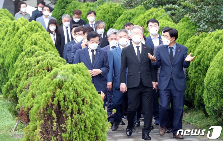 더불어민주당 대권 주자인 이재명 경기도지사가 27일 오전 제주시 봉개동 제주4·3평화공원 행방불명인 표석에 들어서고 있다. 2021.9.27/뉴스1 © News1 오현지 기자