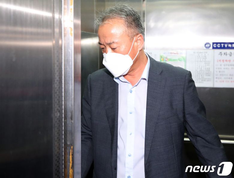 이성문 화천대유자산관리 대표가 27일 오전 경기도 성남시 분당구 화천대유자산관리 사무실에서 엘리베이터를 타고 주차장으로 이동하고 있다. 2021.9.27/뉴스1 © News1 김영운 기자