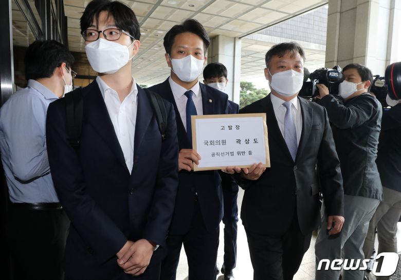 전용기 더불어민주당 의원이 27일 오전 서울 서초구 서울중앙지검에 도착해 곽상도 국민의힘 의원에 대한 공직선거법 위반과 정보통신망법 위반 혐의로 고발하기 위해 민원실로 향하고 있다. 2021.9.27/뉴스1 © News1 이동해 기자