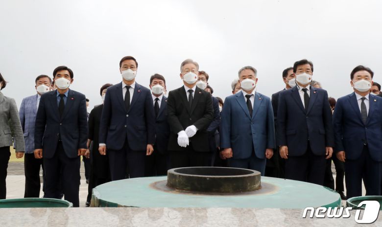 더불어민주당 대권 주자인 이재명 경기도지사가 27일 오전 제주시 봉개동 제주4·3평화공원을 찾아 참배하고 있다. 2021.9.27/뉴스1 © News1 오현지 기자