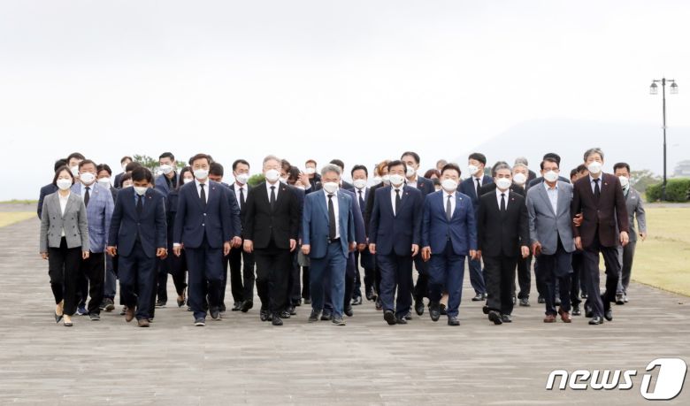 더불어민주당 대권 주자인 이재명 경기도지사가 27일 오전 제주시 봉개동 제주4·3평화공원에 들어서고 있다. 2021.9.27/뉴스1 © News1 오현지 기자