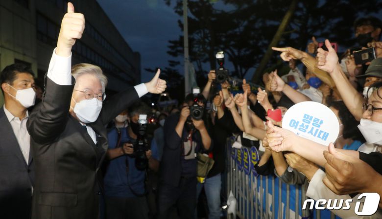 이재명 더불어민주당 대선 예비후보가 26일 전북 완주군 우석대학교에서 열린 더불어민주당 대선 후보 선출을 위한 전북 합동연설회를 통해 전북지역 경선에서 승리를 거둔 뒤 지지자들에게 인사를 하고 있다./뉴스1 © News1 유경석 기자