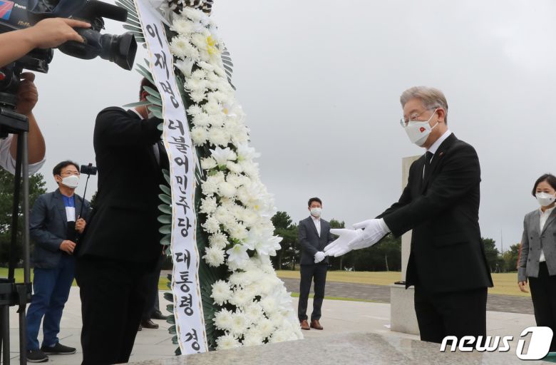 더불어민주당 대권 주자인 이재명 경기도지사가 27일 오전 제주시 봉개동 제주4·3평화공원을 찾아 헌화하고 있다. 2021.9.27/뉴스1 © News1 오현지 기자