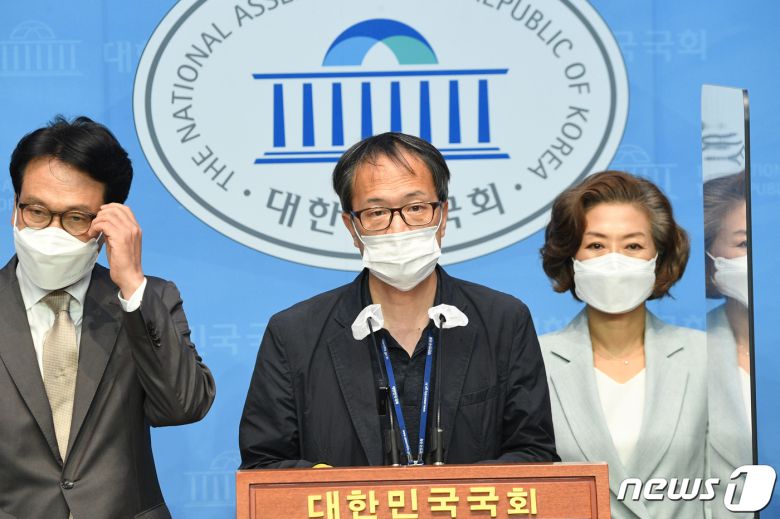 이재명 경기도지사 선거 캠프 박주민 의원이 3일 오전 서울 여의도 국회 소통관에서 기자회견을 열고 윤석열 검찰의 정치공작 의혹에 대한 열린캠프 입장을 밝히고 있다. 2021.9.3/뉴스1 © News1 오대일 기자