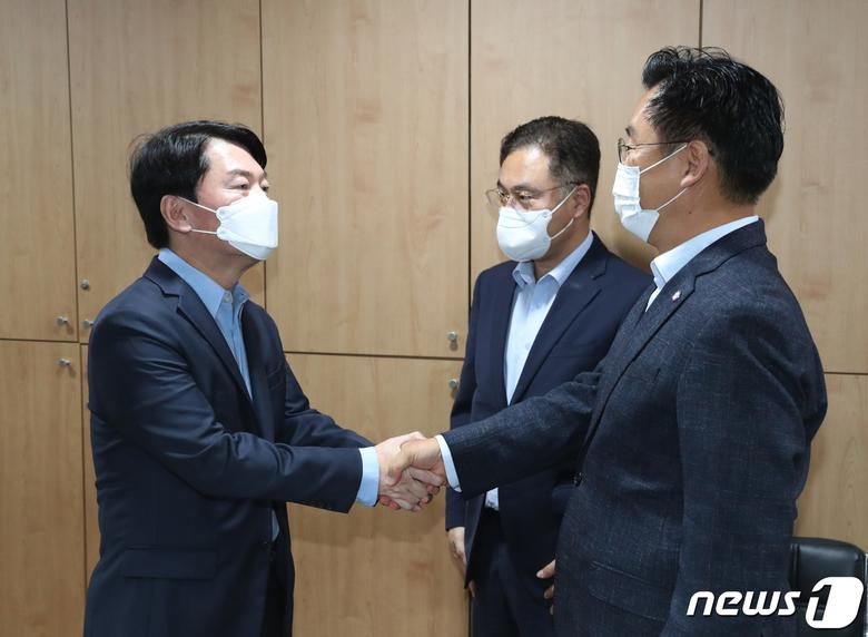 안철수 국민의당 대표가 28일 오전 경기도 수원시 팔달구의 한 언론사 사무실에서 대장동 개발 특혜논란 의혹 최초 보도자와 악수를 하고 있다. 2021.9.28/뉴스1 © News1 김영운 기자