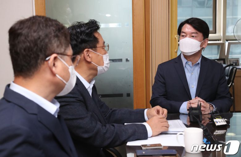 안철수 국민의당 대표가 28일 오전 경기도 수원시 팔달구의 한 언론사 사무실에서 대장동 개발 특혜논란 의혹 최초 보도자와 이야기를 나누고 있다. 2021.9.28/뉴스1 © News1 김영운 기자