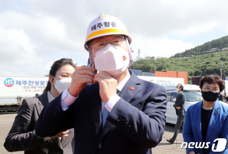 더불어민주당 대권 주자인 이재명 경기도지사가 27일 오후 제주시 건입동 제주항 6부두를 찾아 안전모를 쓰고 있다. 2021.9.27/뉴스1 © News1 오현지 기자