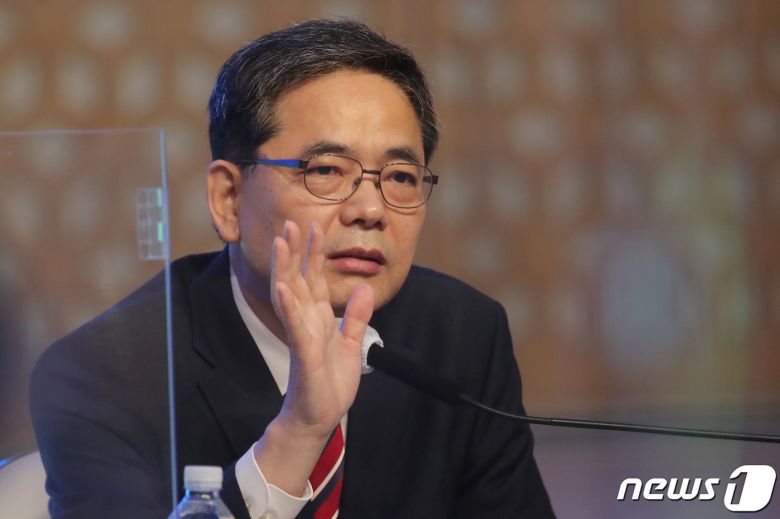 화천대유에 근무했던 아들이 퇴직금 명목으로 50억원을 받은 사실이 드러나 논란이 일자 국민의힘을 탈당한 곽상도 의원. 사진은 지난해 11월 당시 국민의힘 대구시당위원장 시절 곽상도 의원이 대구·경북 중견언론인모임인 아시아포럼21 정책토론회에 참석해 발언하는 모습. 이날 곽 의원은 '대구시장 출마' 가능성을 시사해 주목 받았으나 최근 탈당하자 지역에서는 내년 대구시장 도전이 사실상 무산됐다는 반응이다. 2021.9.28/뉴스1 © News1 공정식 기자