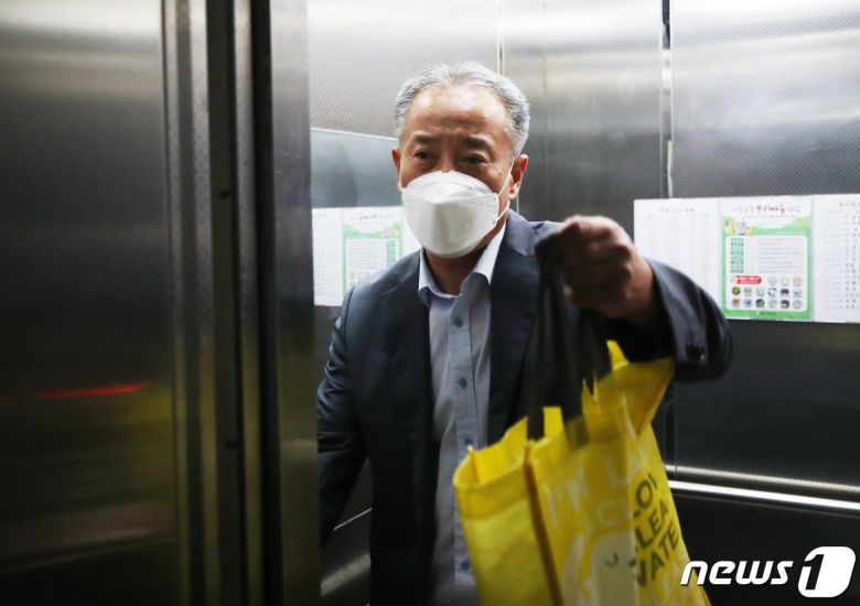 이성문 화천대유자산관리 대표가 27일 오전 경기도 성남시 분당구 화천대유자산관리 사무실에서 엘리베이터를 타고 주차장으로 이동하고 있다. 2021.9.27/뉴스1 © News1 김영운 기자