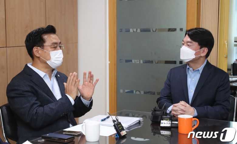 안철수 국민의당 대표가 28일 오전 경기도 수원시 팔달구의 한 언론사 사무실에서 대장동 개발 특혜논란 의혹 최초 보도자와 이야기를 나누고 있다. 2021.9.28/뉴스1 © News1 김영운 기자