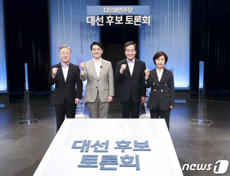 이재명(왼쪽부터), 박용진, 이낙연, 추미애 더불어민주당 대선 경선 후보가 28일 오후 서울 양천구 목동 SBS에서 열린 TV 토론회를 앞두고 기념촬영을 하고 있다. 2021.9.28/뉴스1 © News1 국회사진취재단