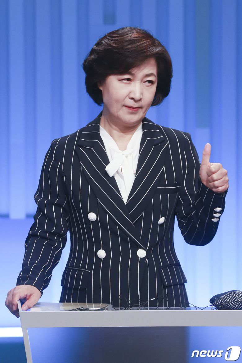 추미애 더불어민주당 대선 경선 후보가 28일 밤 서울 양천구 목동 SBS에서 열린 TV 토론회에서 엄지손가락을 들어 보이고 있다. 2021.9.28/뉴스1 © News1 국회사진취재단