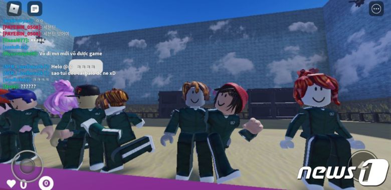 첫번째 게임인 '무궁화 꽃이 피었습니다' 게임을 위한 스타트 라인에 섰다.  드라마와 마찬가지로 하늘처럼 칠한 벽들이 참가자들을 둘러싸고 있고  저 멀리에서는 '영희' 로봇이 참가자들을 바라보고 있다. 채팅창에서는 한국어뿐 아니라 다양한 언어들이 등장해 '넷플릭스 드라마 글로벌 1위'의 위엄을 느낄 수 있었다. © 뉴스1