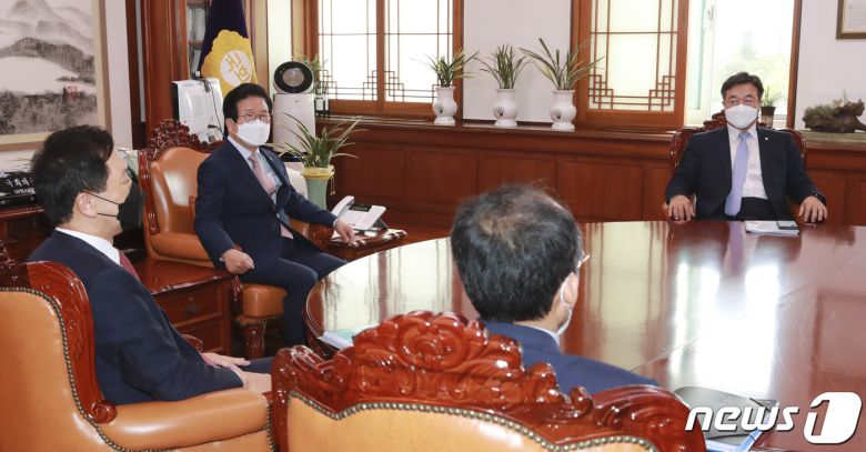 윤호중 더불어민주당 원내대표와 김기현 국민의힘 원내대표가 28일 오전 국회에서 박병석 국회의장 주재로 언론중재법 관련 여야 원내대표 회동을 하고 있다. 2021.9.28/뉴스1 © News1 오대일 기자