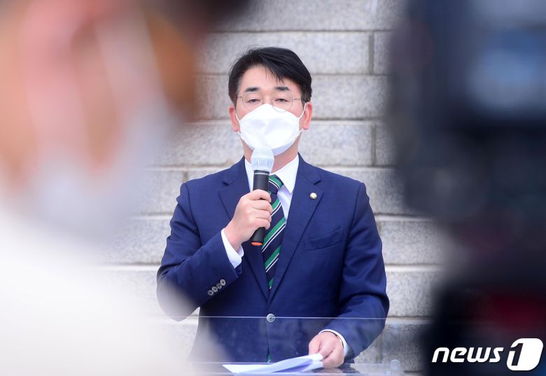 박용진 더불어민주당 대선 예비후보가 27일 서울 여의도 국회 본청 앞에서 코로나19 극복 관련 공약 발표를 하고 있다.. 2021.9.27/뉴스1 © News1 구윤성 기자