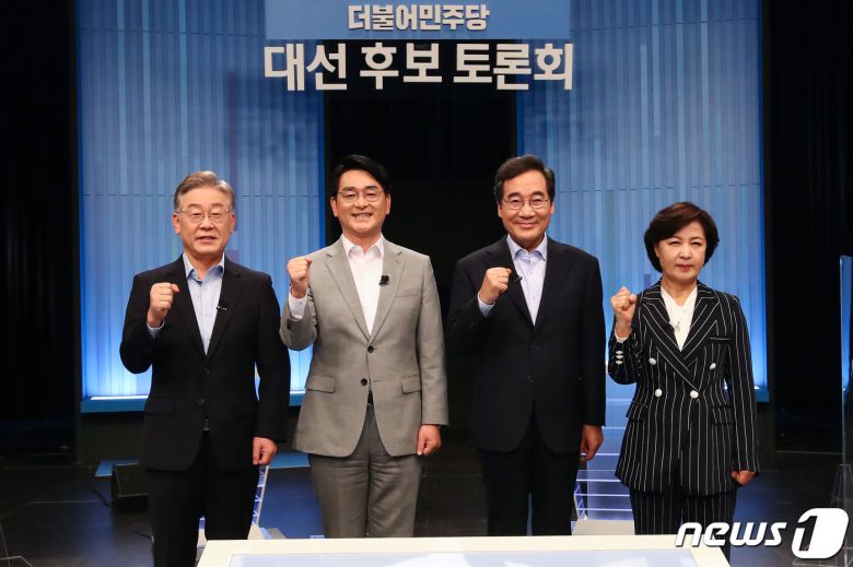 더불어민주당 대선 경선 후보들이 28일 서울 목동 SBS에서 열린 더불어민주당 제20대 대선 후보 TV토론에 참석해 기념촬영을 하고 있다. 왼쪽부터 이재명, 박용진, 이낙연, 추미애 후보. 2021.9.28/뉴스1 © News1 국회사진취재단