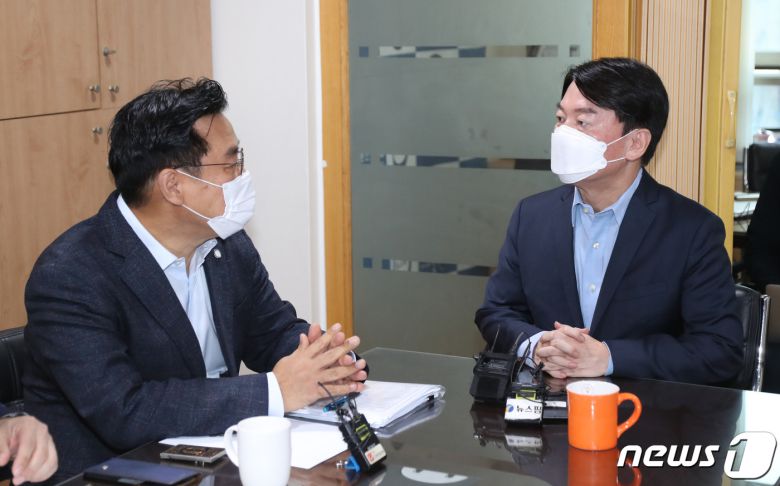 안철수 국민의당 대표가 28일 오전 경기도 수원시 팔달구의 한 언론사 사무실에서 대장동 개발 특혜논란 의혹 최초 보도자와 이야기를 나누고 있다. 2021.9.28/뉴스1 © News1 김영운 기자