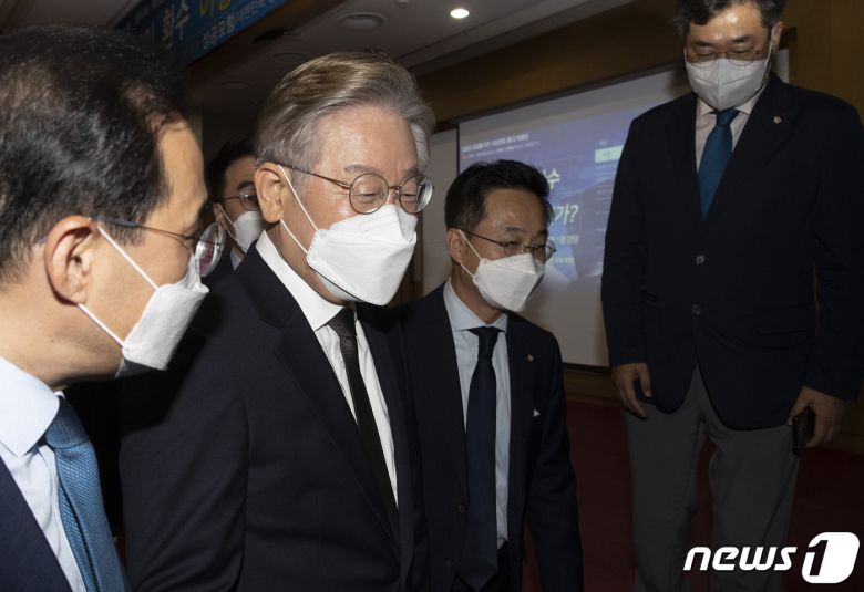 더불어민주당 대선 예비후보인 이재명 경기도지사가 28일 오후 서울 영등포구 중앙보훈회관에서 열린 개발이익 환수 법제화 긴급토론회에서 인사말을 마치고 행사장을 나서고 있다. 2021.9.28/뉴스1 © News1 이동해 기자